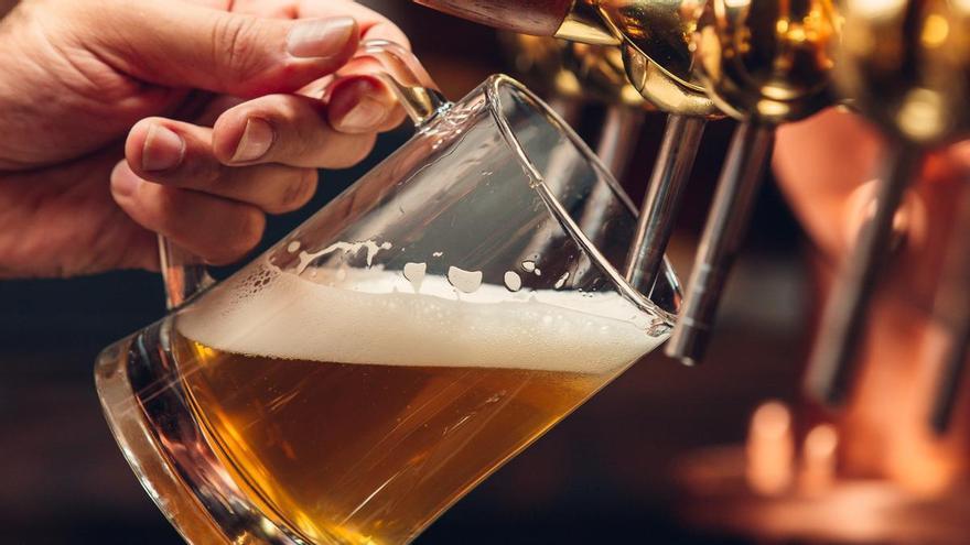 Soy médico y así es como nunca deberías beber una cerveza