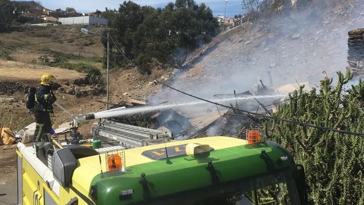 Intervención de los bomberos en incendio en Firgas