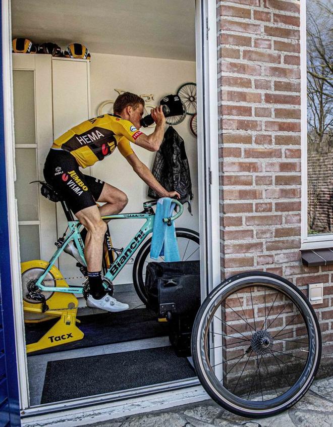 El ciclista holandés Mike Teunissen del equipo Jumbo Visma bebe mientras monta en la cinta transportadora de su casa en Rosmalen, Holanda, en medio de la propagación del COVID-19 (novedoso coronavirus).