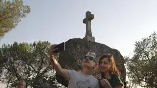 Ourense se tiñe de marrón oscuro durante el histórico eclipse total de Sol