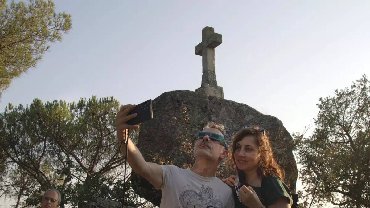 Ourense se tiñe de marrón oscuro durante el histórico eclipse total de Sol
