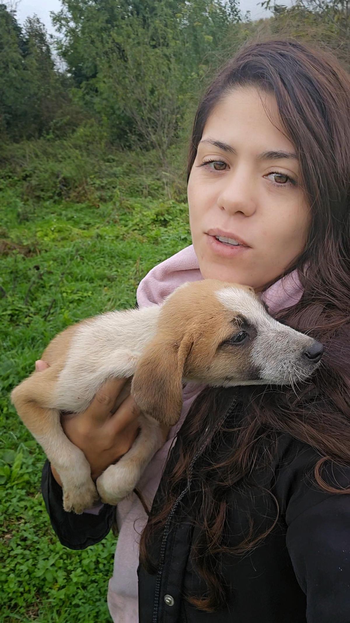 Guacimara, junto a uno de los perros que cuidan en Bosnia.