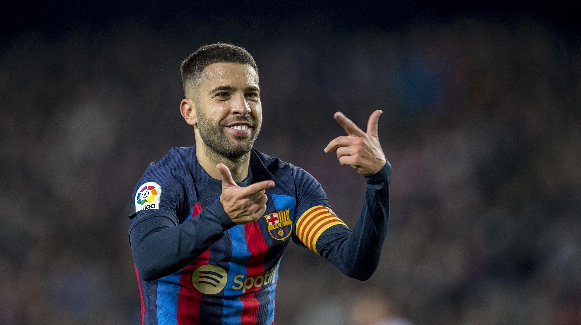 Alba de celebración con la grada tras anotar el primer gol azulgrana