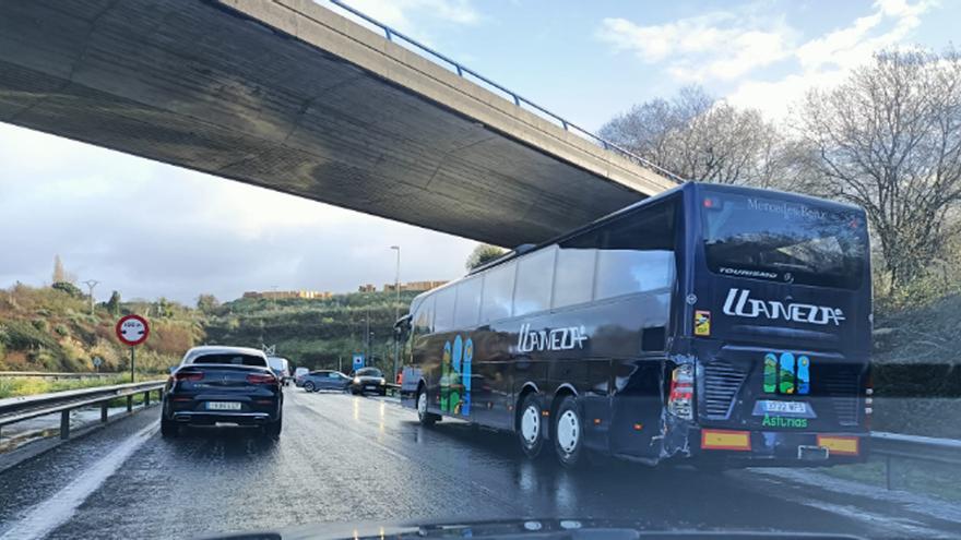 Tres heridos en un choque en cadena entre seis vehículos, uno un autobús, en la AP-9 entre A Coruña y Ferrol