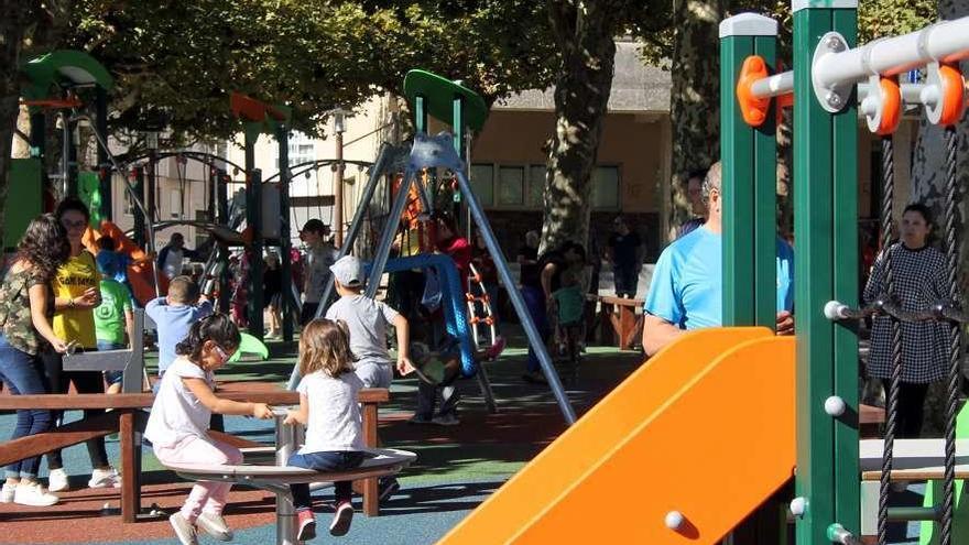 Niños juegan en un parque infantil.