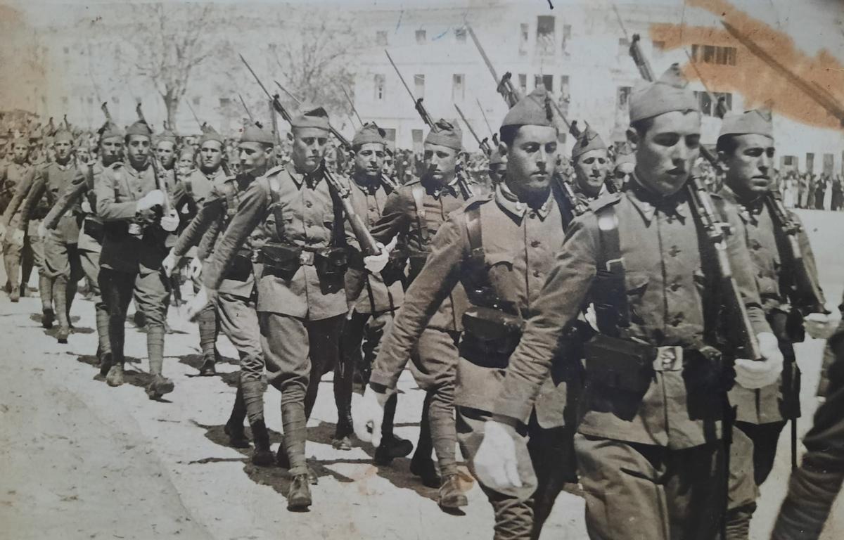 Lino García (el segundo en la fila), en Mahón en 1939