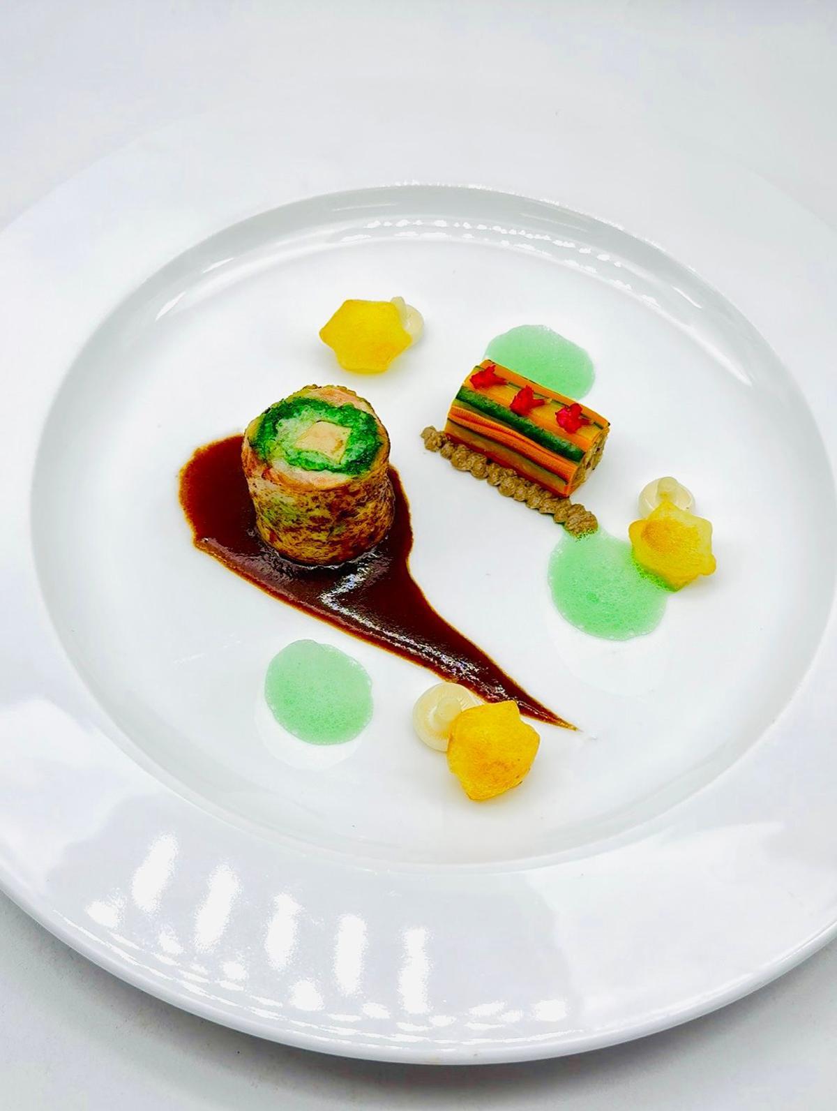 Plato realizado por Luís María Casado con base de codorniz y patatas suflé.