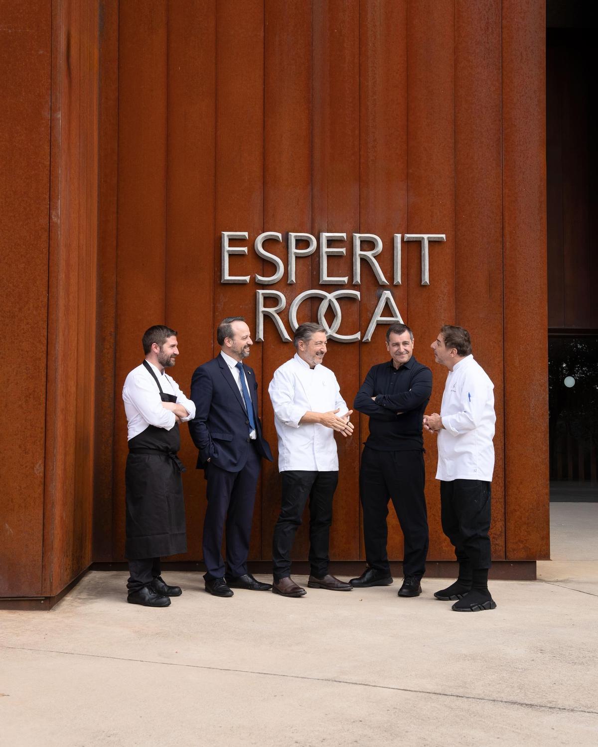 D’esquerra a dreta, Raúl Sillero, Carles Aymerich i els germans Joan, Josep i Jordi Roca, a l’entrada de l’Esperit Roca.