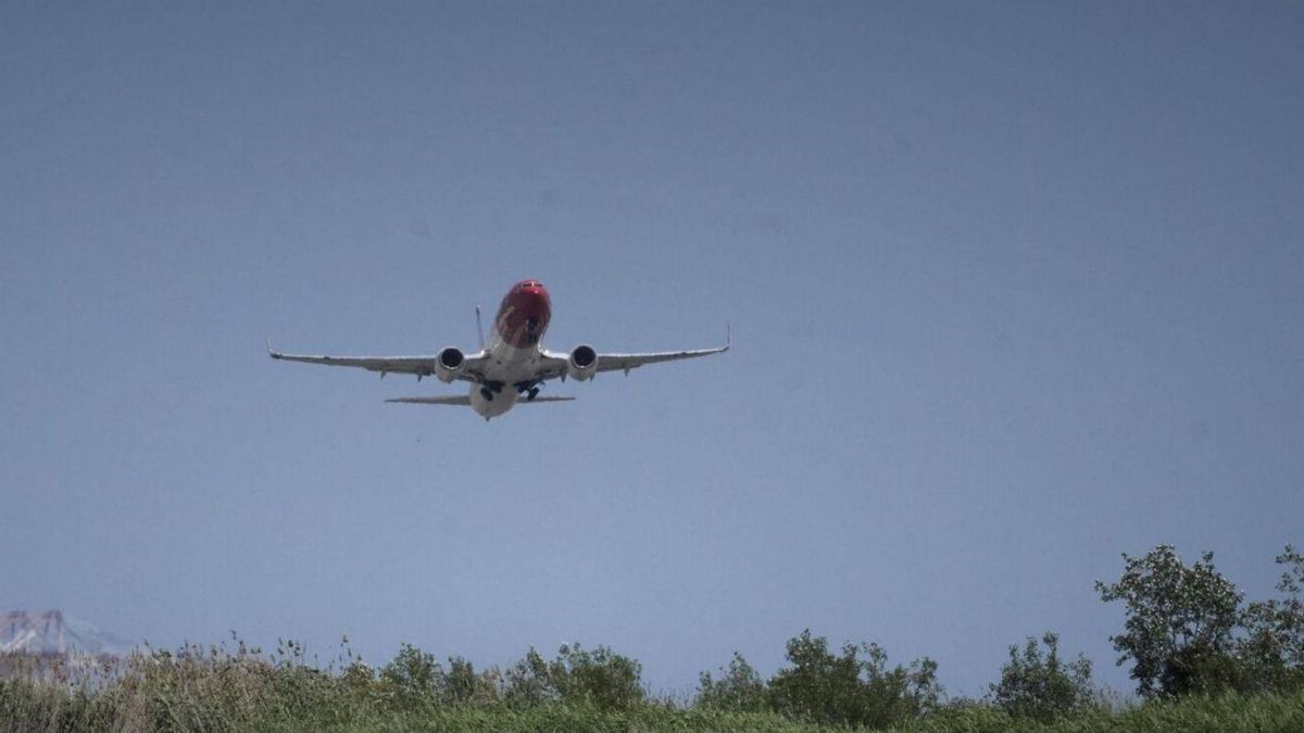 Un avión despega desde el aeropuerto de El Prat.