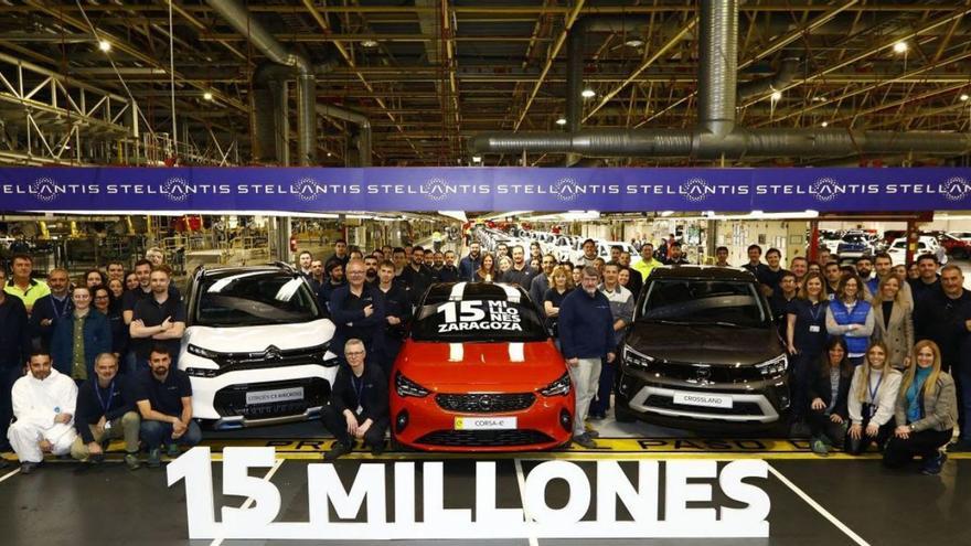 Los trabajadores de la planta 
con la unidad 15 millones, un 
Opel Corsa eléctrico.  | // STELLANTIS