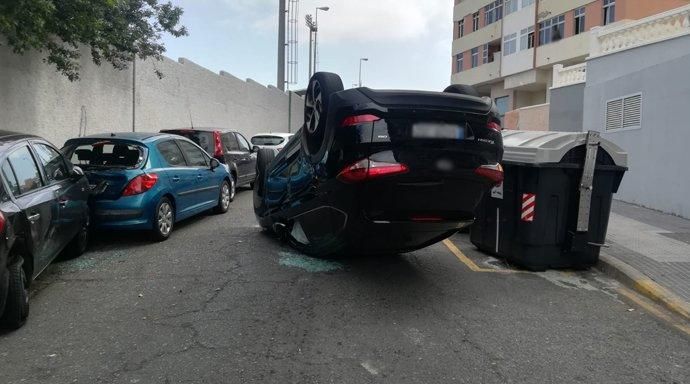 Accidente con vuelco en la calle Luis Benítez Inglot