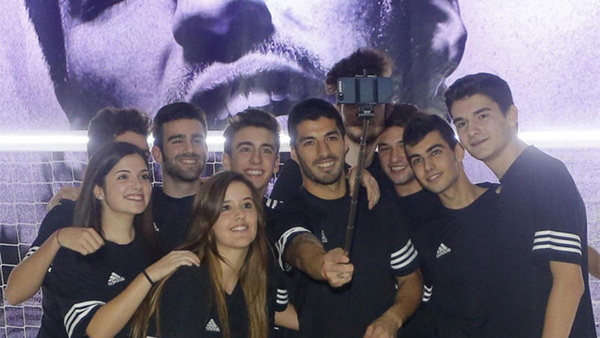 Luis Suárez se hizo un selfie en el acto de Adidas