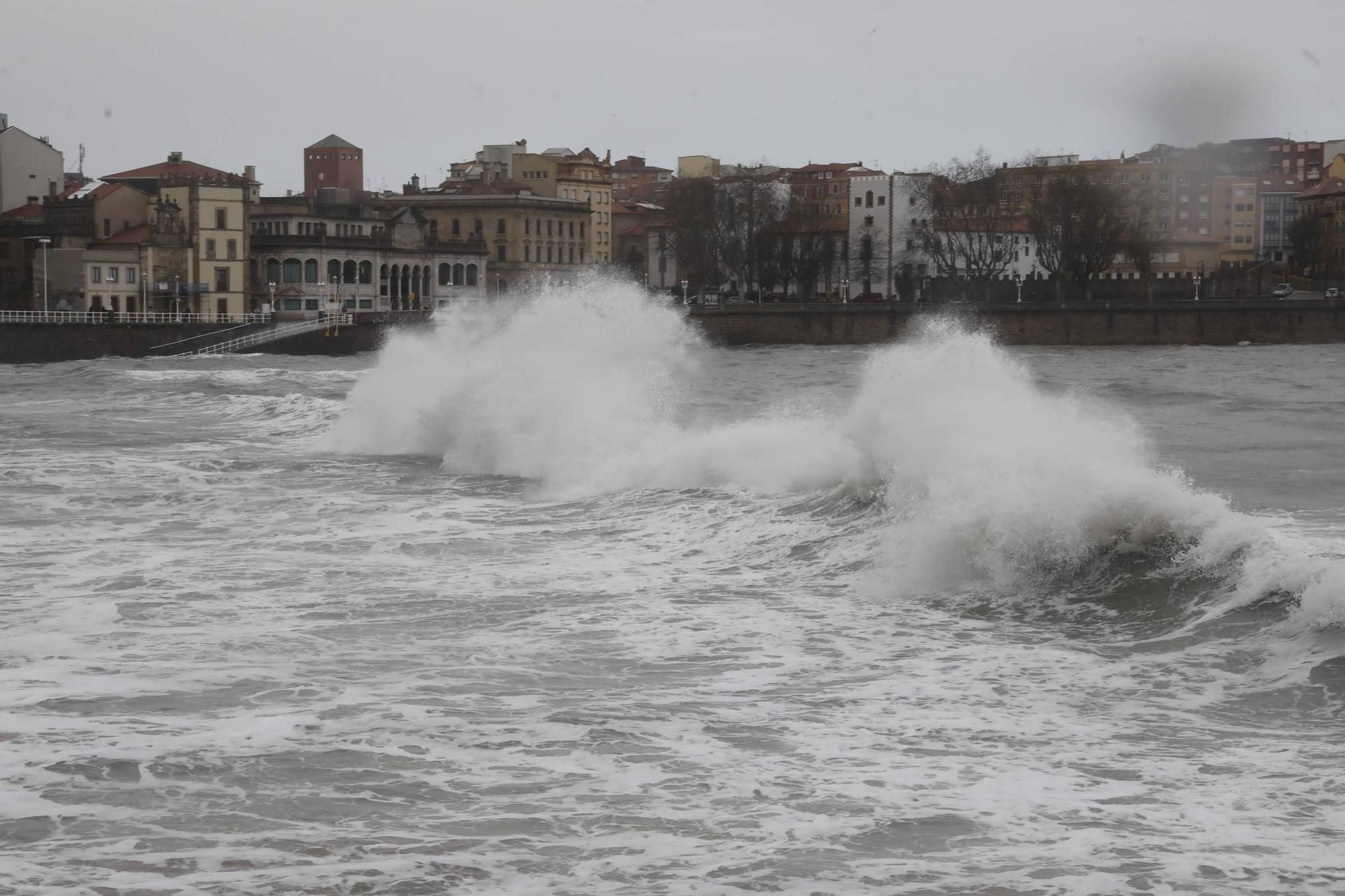 El oleaje sigue azotando la costa de Gijón (en imágenes)