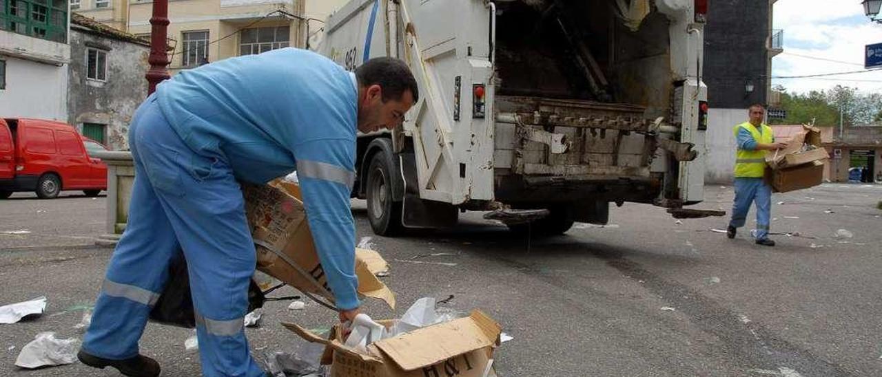 Operarios del servicio de limpieza y recogida de basura de Vilagarcía. // Iñaki Abella