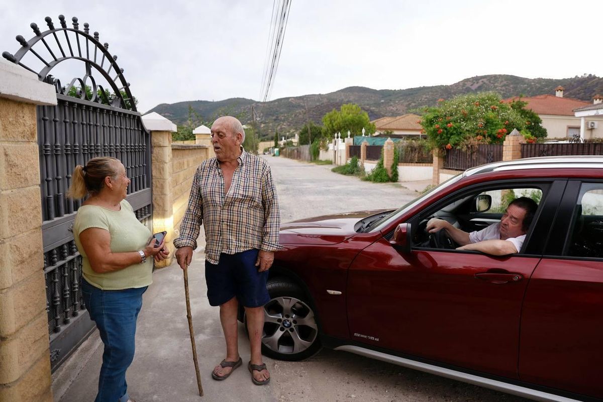 Vecinos de Santa Ana de la Albaida ayer, regresando a casa.