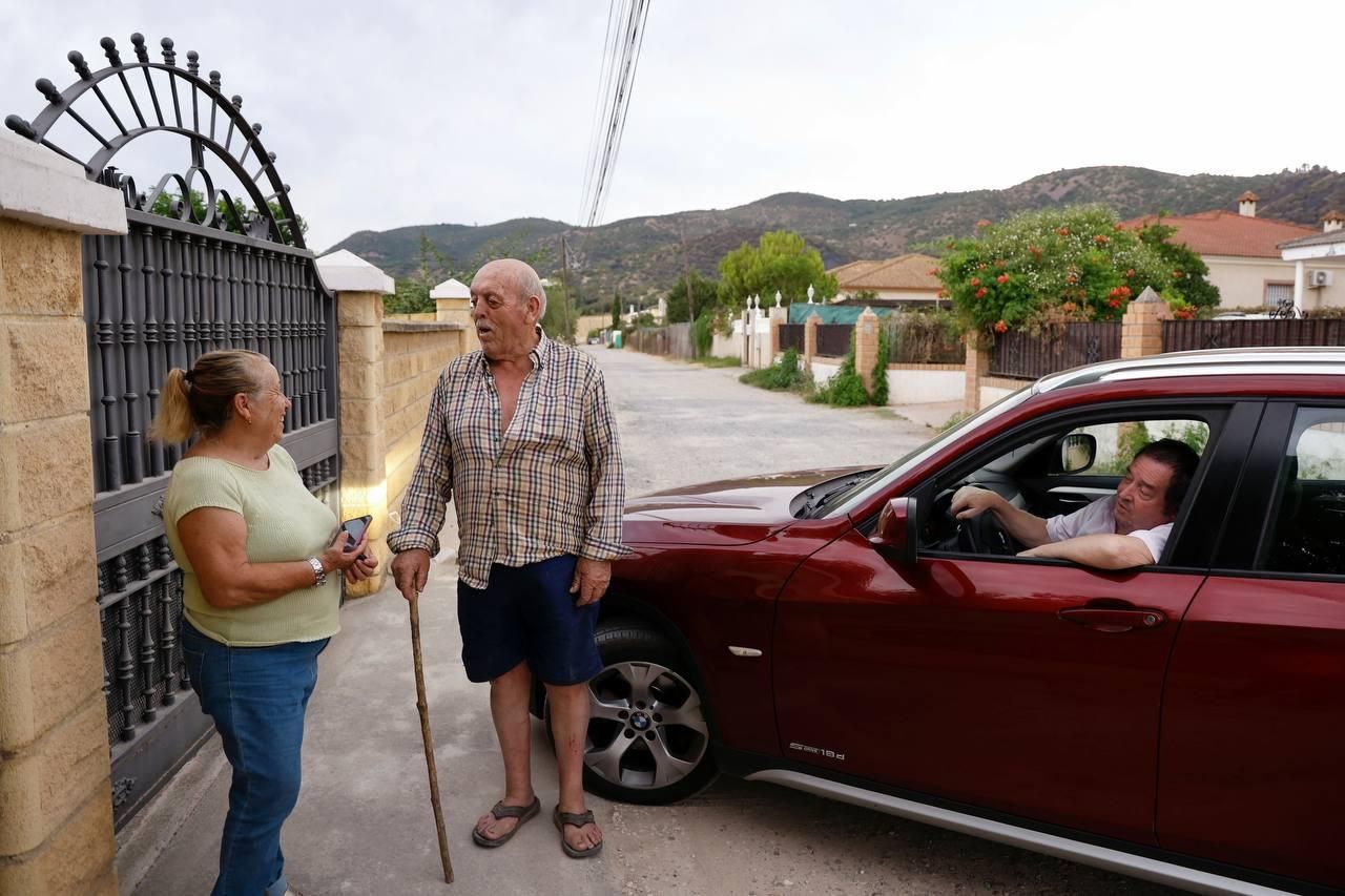 Vecinos de Santa Ana de la Albaida ayer, regresando a casa.
