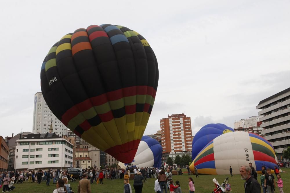 Salida de la regata de globos aerostáticos desde el "solarón", en Gijón.