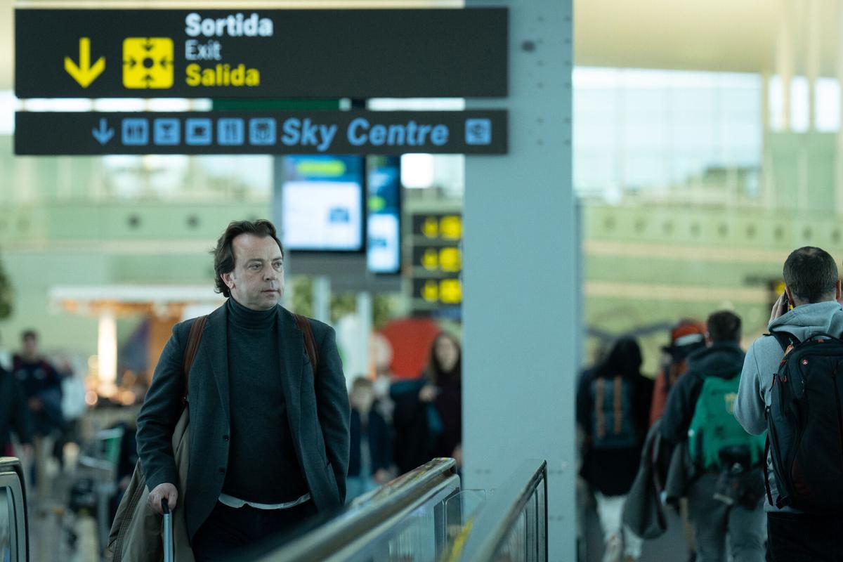 Un  hombre camina con su maleta en una cita en el aeropuerto de El Prat, a 19 de enero de 2023, en el Prat de Llobregat, Barcelona, Catalunya (España). Vueling ya ha introducido el sistema de reconocimiento facial que permite a los pasajeros evitar sacar su documentación desde el control de seguridad hasta acceder a su vuelo y agilizar así el proceso de embarque. La compañía se ha definido como la "primera aerolínea" en desarrollar el reconocimiento facial voluntario en España, un mecanismo en funcionamiento en los aeropuertos de Barcelona, Madrid, Palma de Mallorca, Menorca e Ibiza. ECONOMIA David Zorrakino - Europa Press