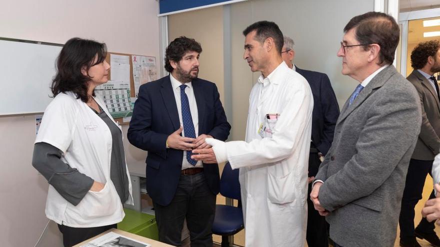 Fernando López Miras visita el servicio de Oncología de la Arrixaca.
