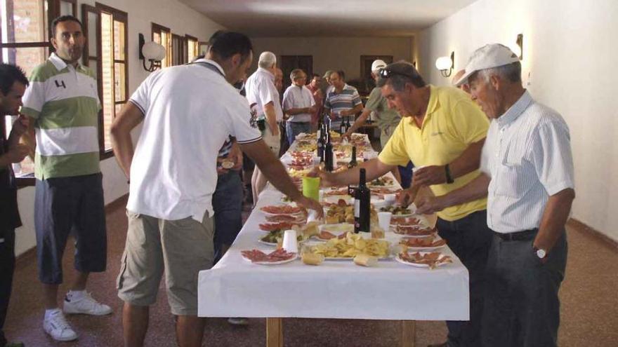 Agricultores degustan el almuerzo con el que fueron compensados, tras la suspensión del concurso.