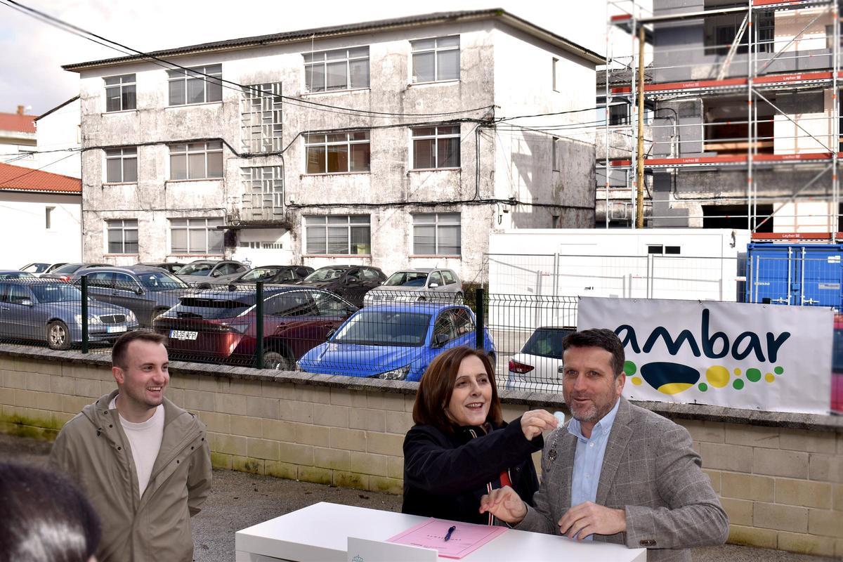 Milagros Rey recibe de José Ramón Romero as chaves dun dos inmobles das antigas vivendas dos mestres de Praia Xardín.