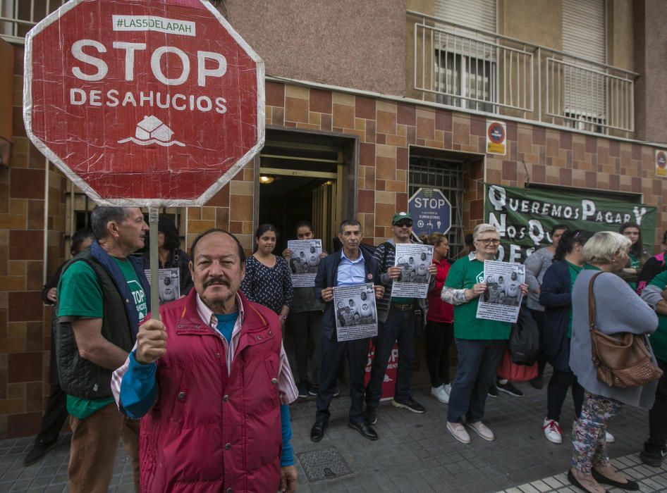 La PAH frena un desahucio en Elche