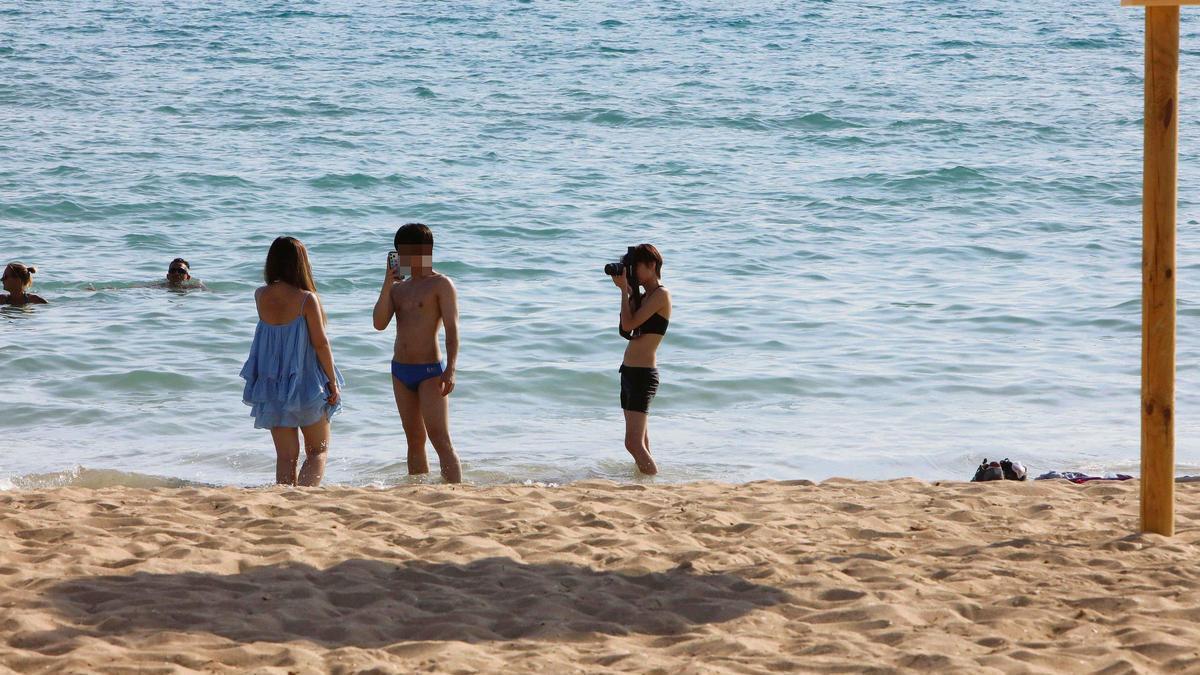 Tres niños se hacen una foto en la playa. Sin embargo, no siempre se trata de una situación tan inocente