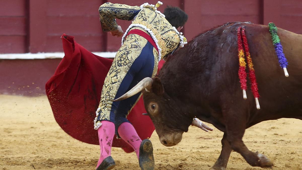 Jiménez Fortes sufre una cogida en el primero de su lote.