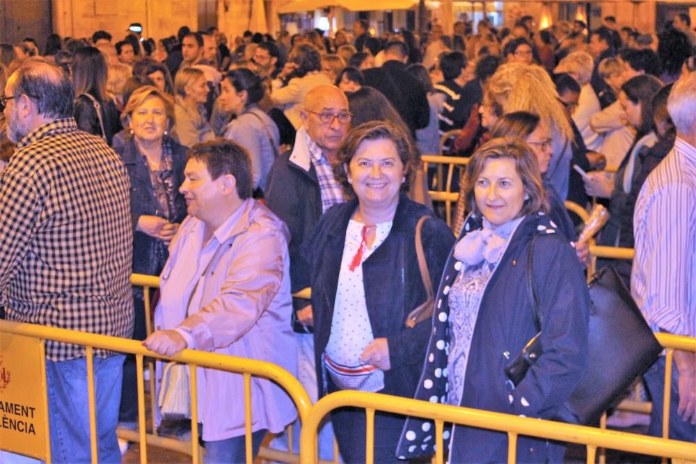 Besamanos de la Virgen de los Desamparados hasta la madrugada