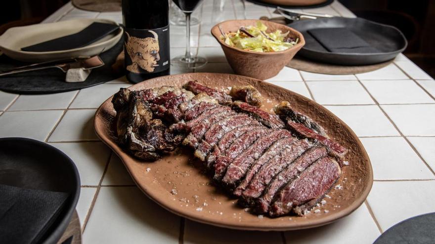 Aquí tú manejas el fuego: restaurantes para poner la carne al punto en Madrid