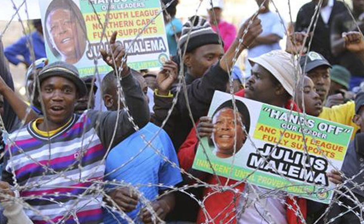 Seguidors sud-africans del Congrés Nacional Africà protesten en contra de l’audiència a la qual s’enfronta el seu lider Julius Malema, a Johannesburg.