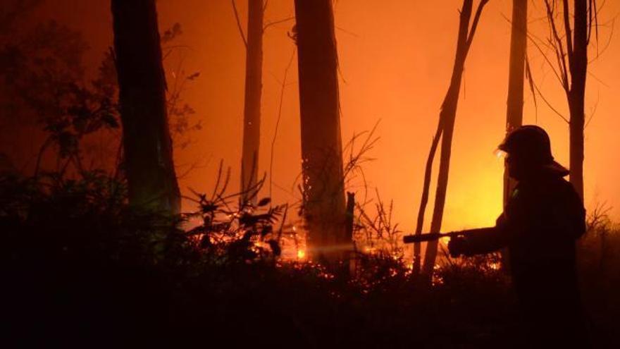 Los equipos de extinción luchan contra el fuego en Caldas