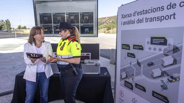 Sílvia Paneque, consellera de Territori, mostra el nou sistema a l’antic peatge de Martorell, ahir.   | JORDI OTIX