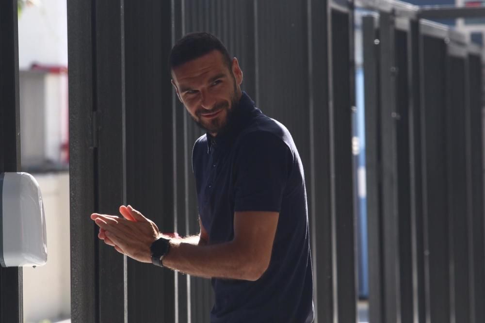 Desde las 9h de la mañana, jugadores, cuerpo técnico y personal del Málaga CF han ido pasando por el estadio de La Rosaleda para someterse a las pruebas de detección del Covid-19.