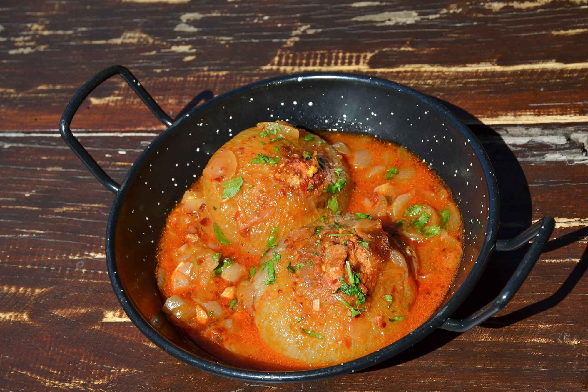 Cebollas rellenas, otra de las especialidades de Aroa González, cocinera de Casa Lao.