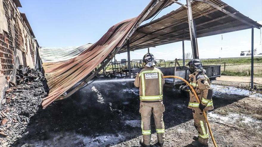 Un fuego causa graves daños en las instalaciones de Fruvaygo