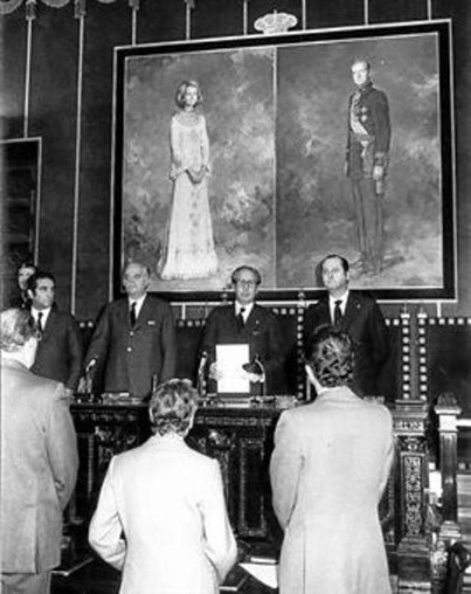 EL CAMBIAZO Dos fotos del Salón Dorado del Palau de la Generalitat (hoy reconvertido en Sala Tàpies) tomadas en noviembre de 1975. El antes y el después del 20-N se hizo en tiempo récord.
