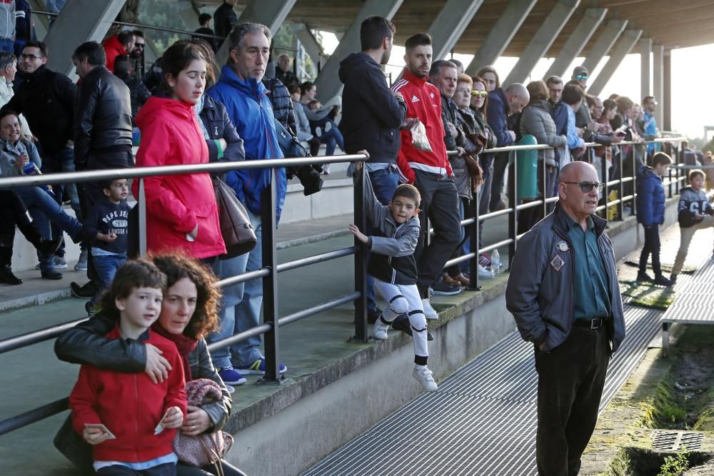 La hinchada celtista rodea al equipo en el entrenamiento a puerta abierta celebrado en la tarde de ayer en A Madroa