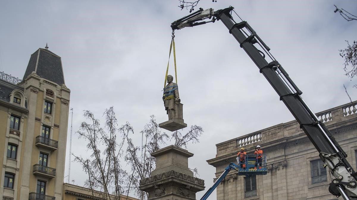 Una grua retira la estatua del esclavista Antonio Lopez de su pedestal