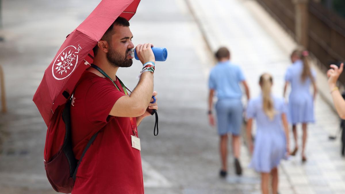 Turistas hacen frente a la ola de calor