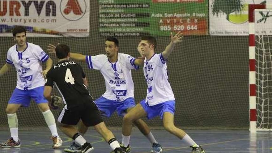 Un momento del partido de ida de la Atlética contra el Salamanca.