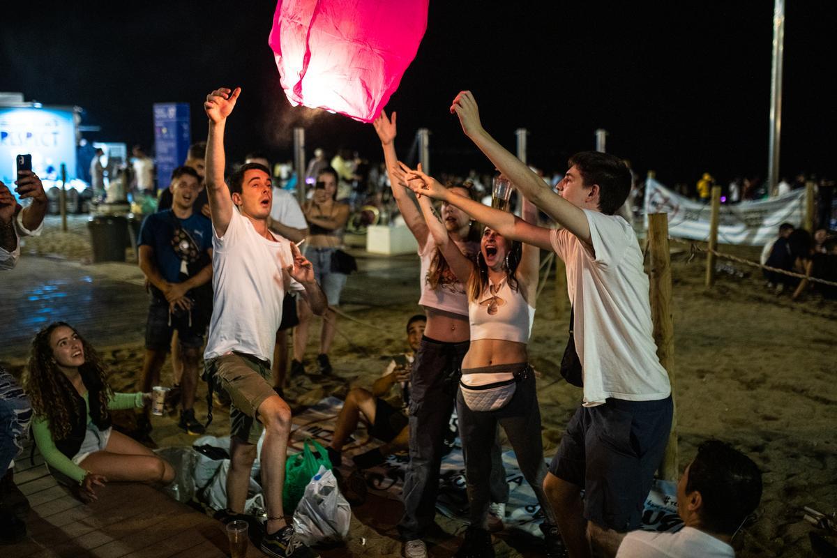 La revetlla torna a la platja a Barcelona