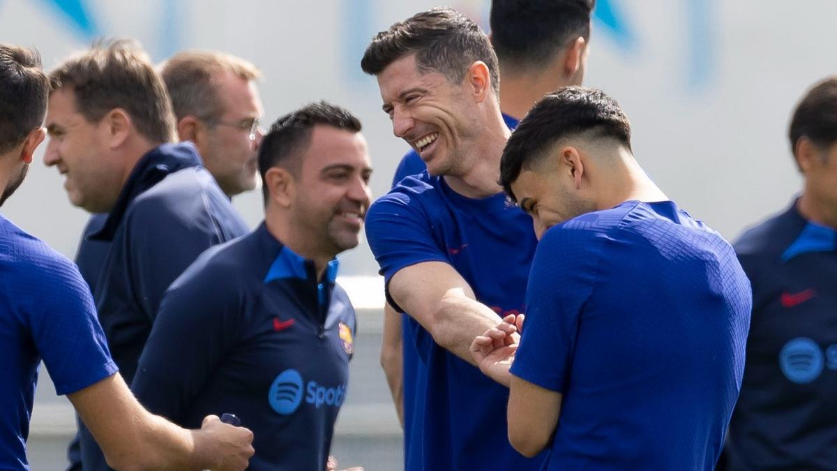 Lewandowski bromea con Pedri, con Xavi detrás, en la sesión de este sábado.