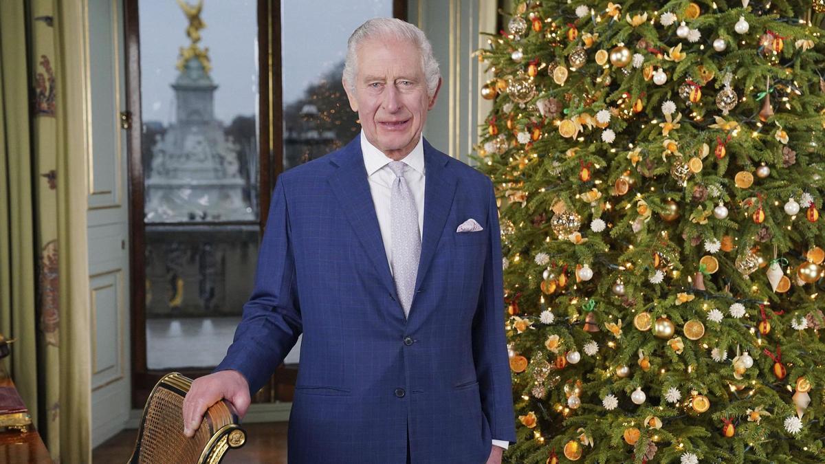El rey Carlos III de Gran Bretaña posa para una fotografía durante la grabación de su mensaje de Navidad en el Palacio de Buckingham, en Londres, el sábado 7 de diciembre de 2023