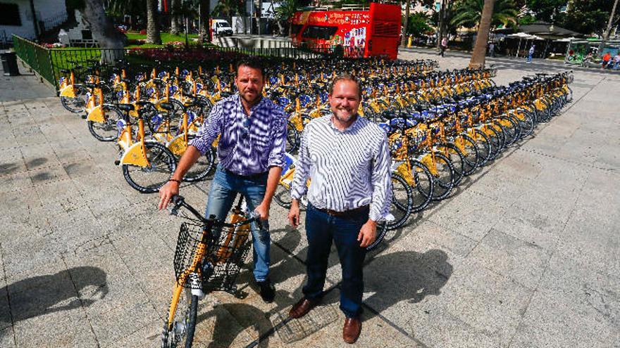 De izquierda a derecha, Heriberto Dávila y José Eduardo Ramírez, con las nuevas bicicletas.