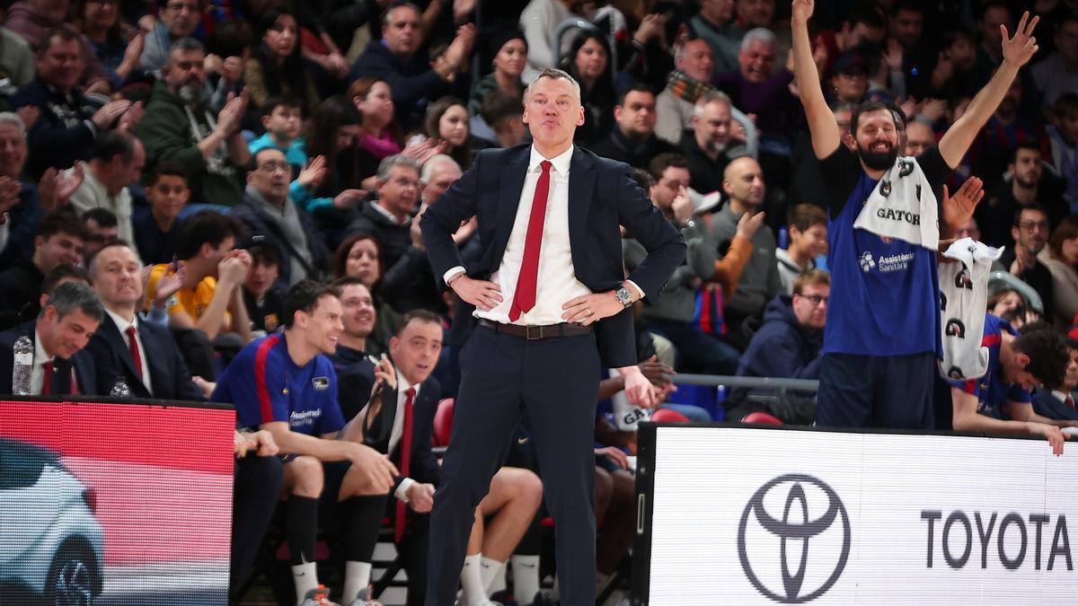 Saras ni se inmuta tras una canasta del Barça celebrada por Mirotic y el banquillo