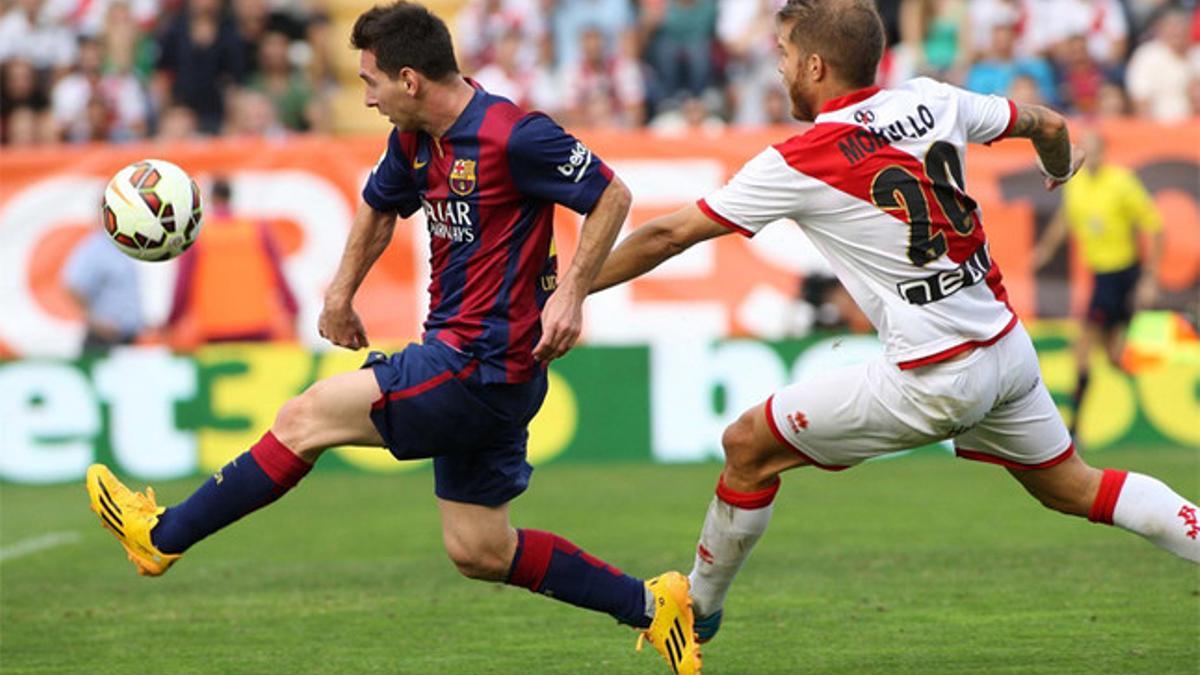 Morcillo trata de arrebatar el balón a Messi en el Rayo-Barça de la jornada 7