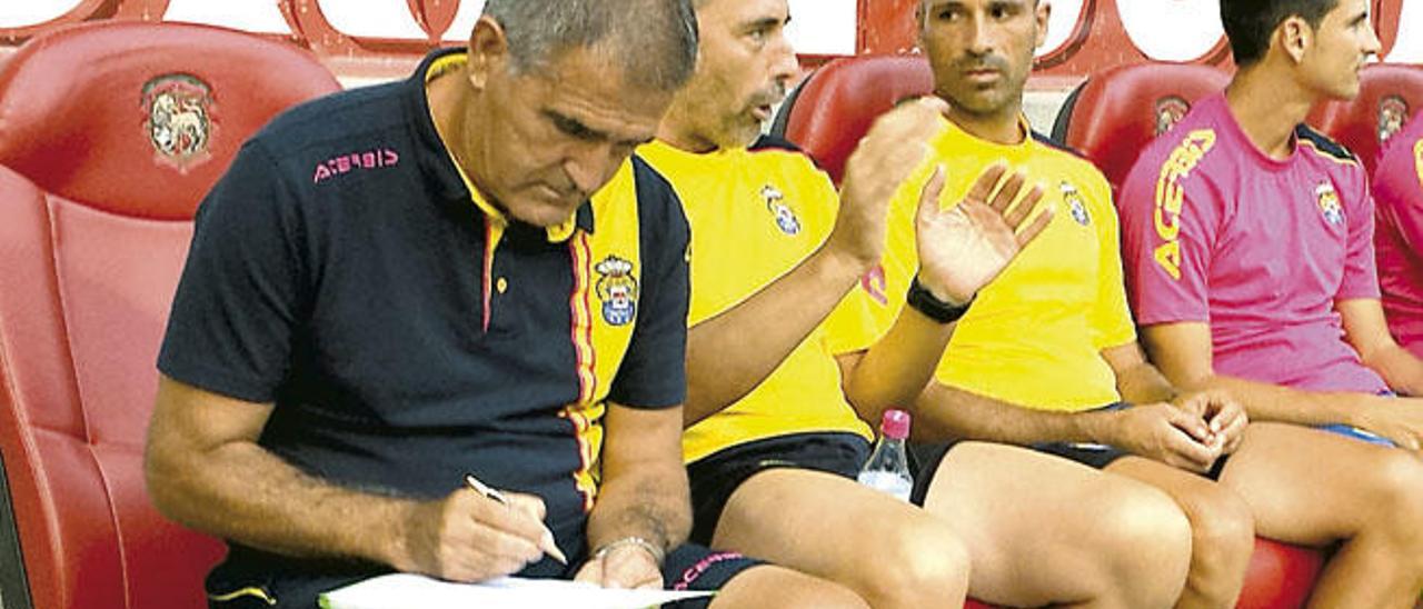 Paco Herrera, técnico de la UD, ayer tomando notas en el estadio dos Barreiros antes del comienzo del duelo.