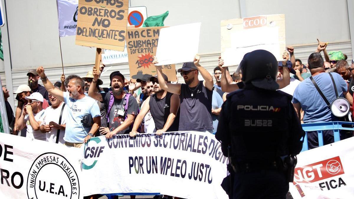 Los trabajadores de las empresas auxiliares de Navantia, durante su manifestación a las puertas de la Fremm, en junio del pasado año.