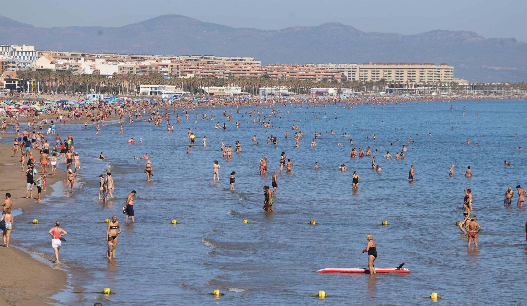 El buen tiempo llena la playa de la Malvarrosa en València